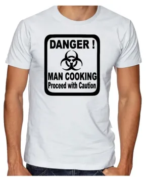 Camiseta adulto ou infantil Homem cozinha cozinheiro perigo - Foto 2