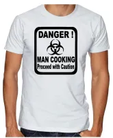 Camiseta adulto ou infantil Homem cozinha cozinheiro perigo - Foto 2