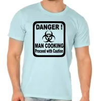 Camiseta adulto ou infantil Homem cozinha cozinheiro perigo - Foto 4