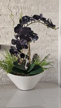 Arranjo artificial de Orquídeas roxas em vaso barca de cerâmica