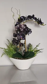 Arranjo artificial de Orquídeas roxas em vaso barca de cerâmica - Foto 2