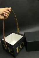 Caixa com alça de couro - Com personalização Love em silk - Tampa e fundo Cartonagem - Foto 2