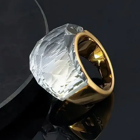 ANEL EM AÇO INOXIDÁVEL COM PEDRA BRANCA, BANHADO A OURO 18K