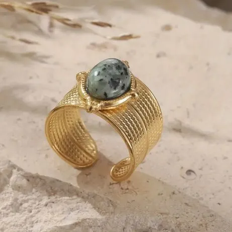 ANEL AJUSTÁVEL EM AÇO INOXIDÁVEL COM PEDRA NATURAL COR VERDE, BANHADO A OURO 18K