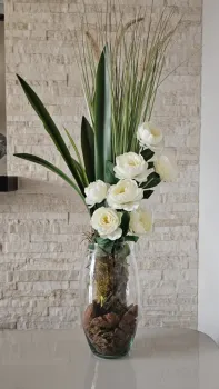 Arranjo artificial para canto ou aparador com verdes e rosas