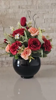 Arranjo artificial com rosas 