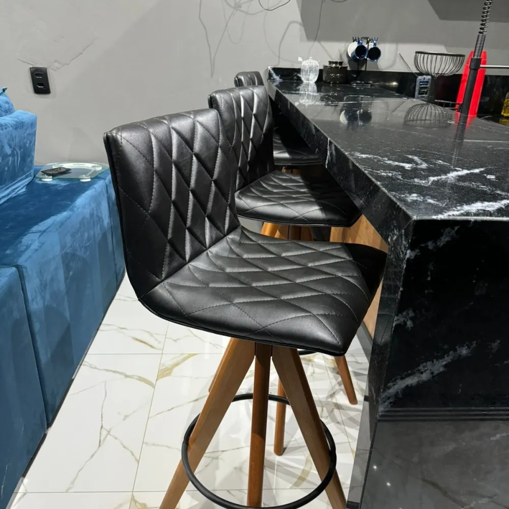 Banqueta Baixa Giratória, 63cm do chão ao assento, Modelo Reto, Tecido Facto Pérola, Madeira cor Mel, Argola Dourado/ Champagne, Costuras interna Matelassê, Lisa nas costas Imagem