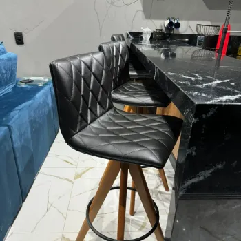 Banqueta Baixa Giratória, 63cm do chão ao assento, Modelo Oslo, Tecido Facto Pérola, Madeira cor Mel, Argola Dourado/ Champagne, Costuras interna Matelassê, Lisa nas costas