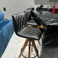 Banqueta Baixa Giratória, 63cm do chão ao assento, Modelo Reto, Tecido Facto Pérola, Madeira cor Mel, Argola Dourado/ Champagne, Costuras interna Matelassê, Lisa nas costas