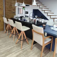 Banqueta Baixa Giratória, 63cm do chão ao assento, Modelo Reto, Tecido Facto Pérola, Madeira cor Mel, Argola Dourado/ Champagne, Costuras interna Matelassê, Lisa nas costas - Foto 2