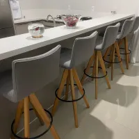 Banqueta Baixa Giratória, 63cm do chão ao assento, Modelo Reto, Tecido Facto Pérola, Madeira cor Mel, Argola Dourado/ Champagne, Costuras interna Matelassê, Lisa nas costas - Foto 3