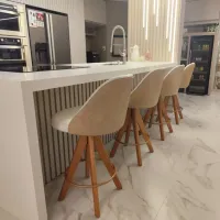 Banqueta Baixa Giratória, 63cm do chão ao assento, Modelo Reto, Tecido Facto Pérola, Madeira cor Mel, Argola Dourado/ Champagne, Costuras interna Matelassê, Lisa nas costas - Foto 4