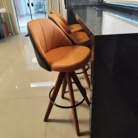 Banqueta Giratória Modelo Redondo, Preto/Caramelo, 73cm do chão ao assento, Tecido Frente em Courissimo Caramelo com costuras Pétala, Tecido Costas em Courissimo Casco Preto sem costuras