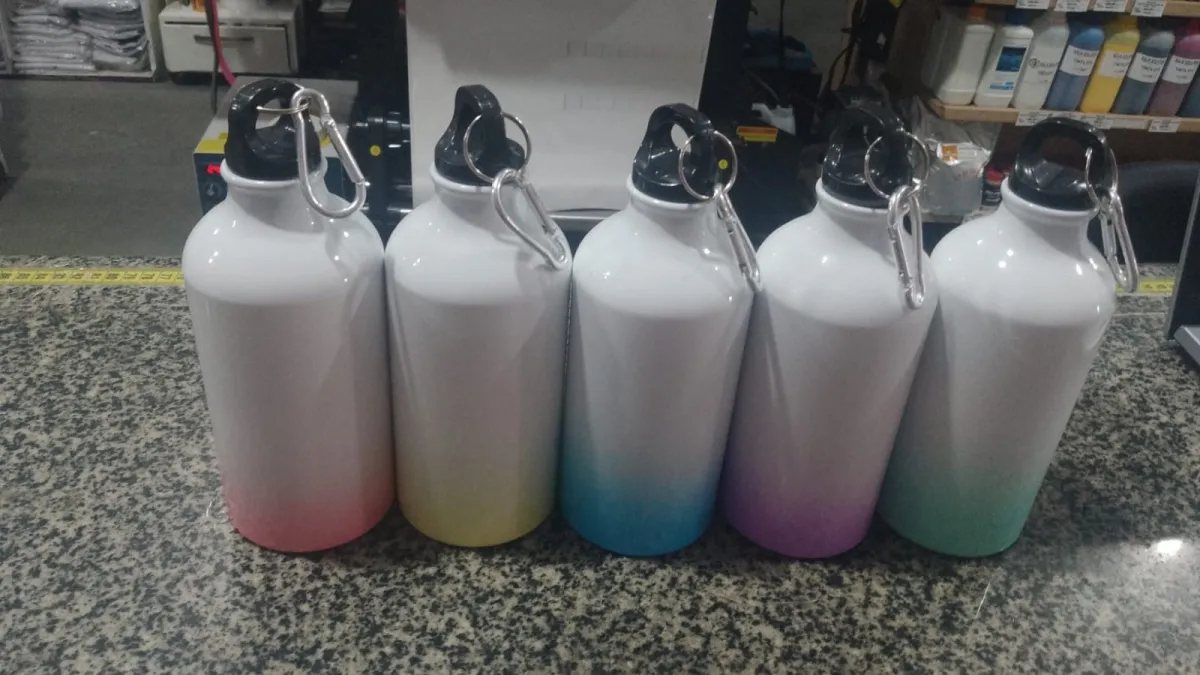 SQUEEZE MOSQUETÃO ALUMINIO 500ML BRANCA DEGRADÊ FUNDO  Imagem