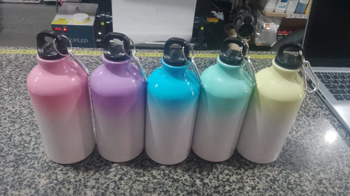 SQUEEZE MOSQUETÃO ALUMINIO 500ML BRANCA BOCA BICOLOR