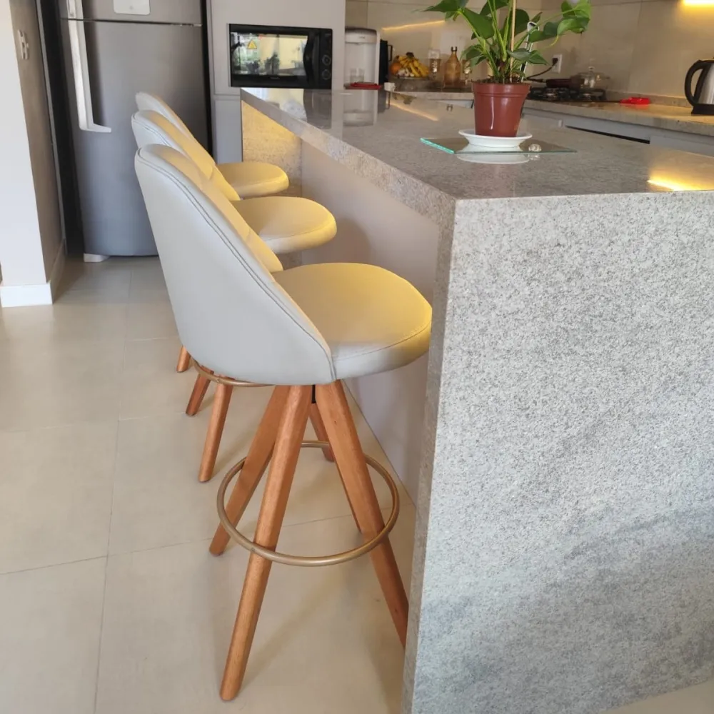 Banqueta Giratória Prata, 73cm do chão ao assento, Modelo Redondo, Tecido Facto Prata com costuras Pétala na frente e Lisa nas costas, argola Dourado/Champagne, Madeira cor Mel Imagem