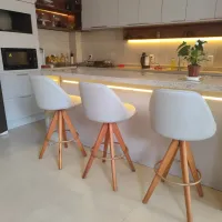 Banqueta Giratória Prata, 73cm do chão ao assento, Modelo Redondo, Tecido Facto Prata com costuras Pétala na frente e Lisa nas costas, argola Dourado/Champagne, Madeira cor Mel - Foto 2
