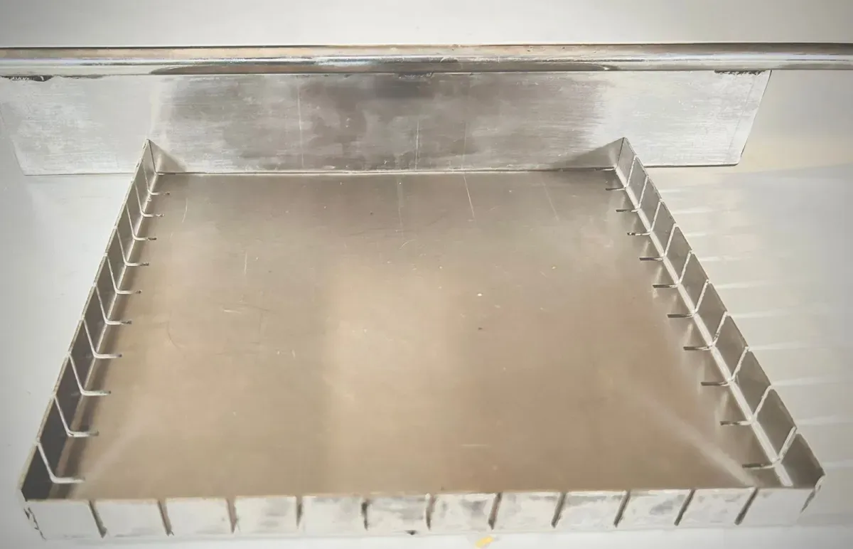   BID1010/625 - Bandeja Inox Dentada + Lâmina p/ Cortar 625 x 10 x 10 x 10mm tapioca, polenta, goiabada, chocolate, brownie, bolos, barrinhas de cereais...