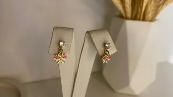 Brinco Infantil Ponto de Luz com Laço - Banhado Ouro 18k - Foto 2