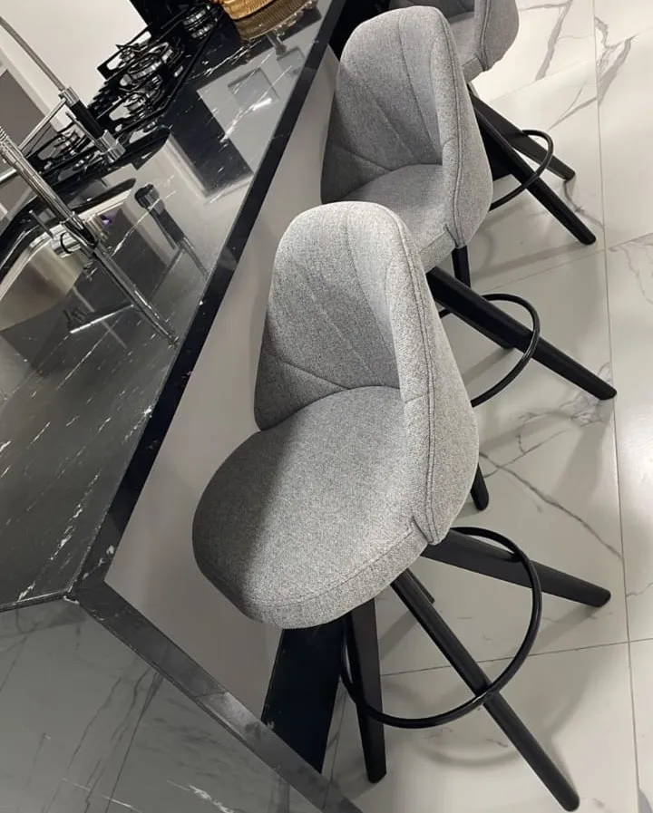 Banqueta Baixa Giratória 55 cm do chão ao assento, Modelo Redonda Material Facto Cinza, Frente com costuras Pétala, Costas Lisa, Argola cor Preta, Pés cor Preto, para bancadas de 80 cm a 85 cm