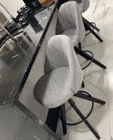Banqueta Baixa Giratória 55 cm do chão ao assento, Modelo Redonda Material Facto Cinza, Frente com costuras Pétala, Costas Lisa, Argola cor Preta, Pés cor Preto, para bancadas de 80 cm a 85 cm