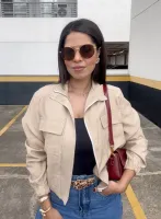 JAQUETA BOMBER CHIC COM BOLSOS - BEGE P - Foto 4