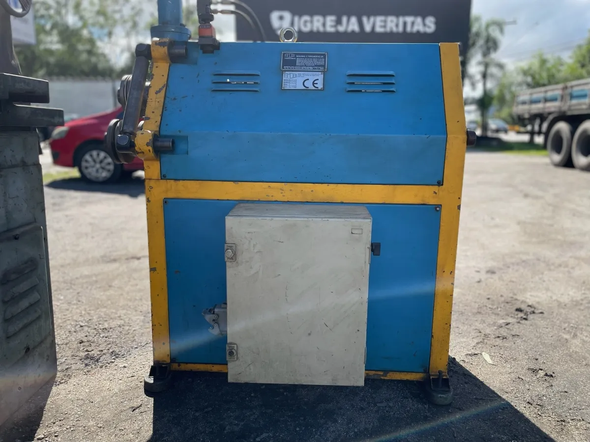 "Calandra Hidráulica Compacta: Modelagem de Tubos Fácil e Rápida!"