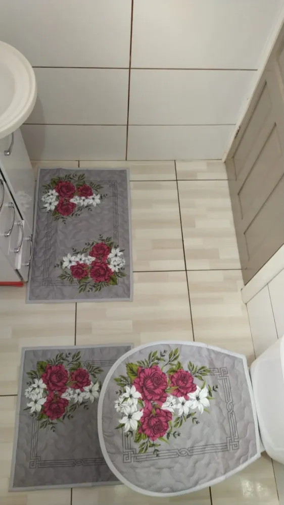 Jogo de Tapete Banheiro - Rosas Vermelhas (fundo cinza)