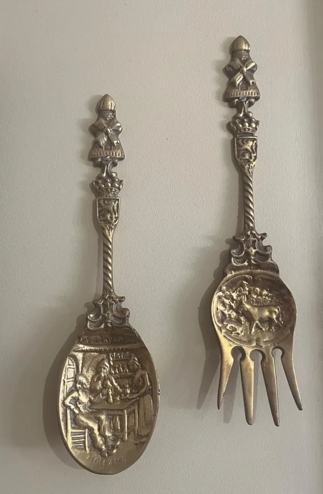 TALHERES DECORATIVOS HOLANDESES EM BRONZE  (USADO)