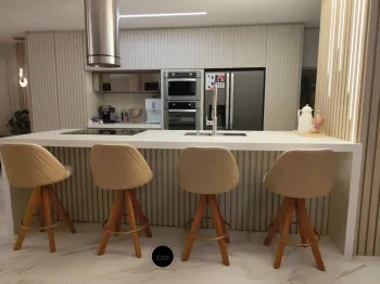 Banqueta Giratória Modelo Viena, Material Couríssimo Bege e Facto off White Altura Padrão 73 cm do chão ao assento - Foto 2