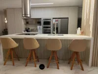 Banqueta Giratória Modelo Redondo, Material Couríssimo Bege e Facto off White Altura Padrão 73 cm do chão ao assento - Foto 2