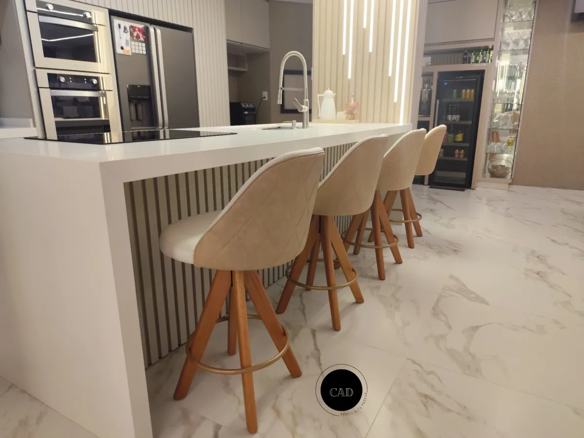 Banqueta Giratória Modelo Redondo, Material Couríssimo Bege e Facto off White Altura Padrão 73 cm do chão ao assento Imagem