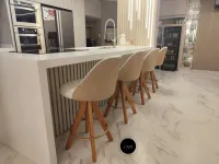 Banqueta Giratória Modelo Redondo, Material Couríssimo Bege e Facto off White Altura Padrão 73 cm do chão ao assento