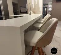Banqueta Giratória Modelo Redondo, Material Couríssimo Bege e Facto off White Altura Padrão 73 cm do chão ao assento - Foto 3