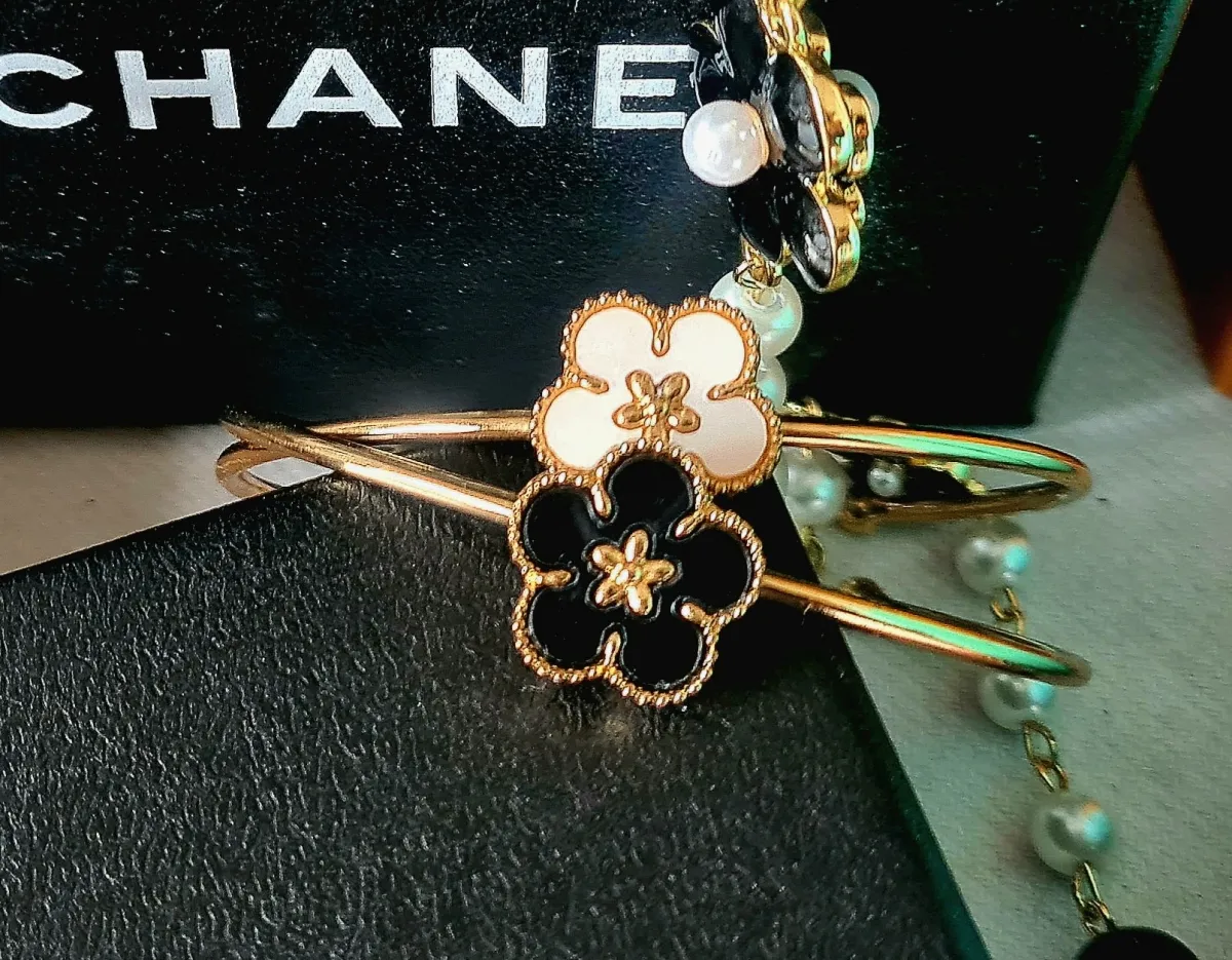 Bracelete aberto Flor Van Cleef & Arpels. 
