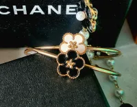 Bracelete aberto Flor Van Cleef & Arpels. 