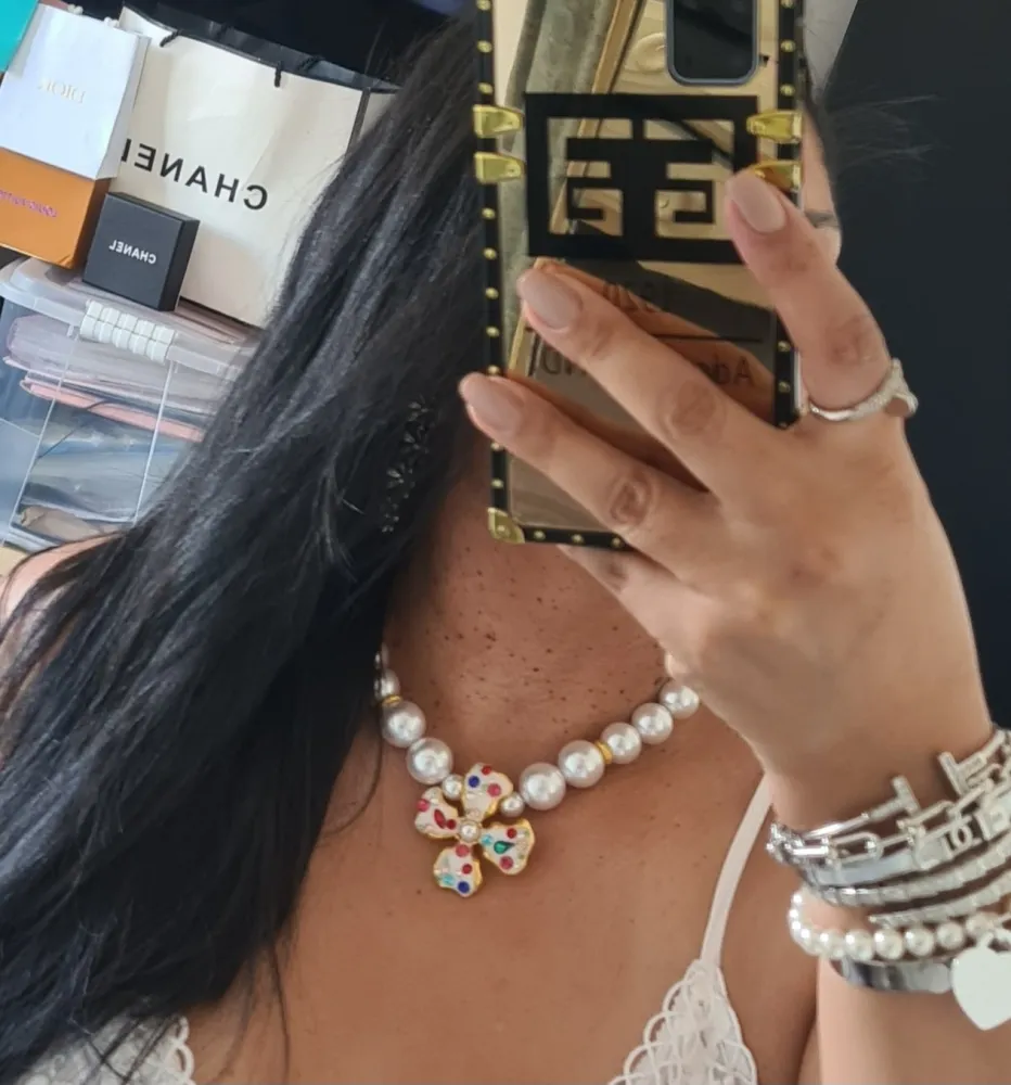 Colar em pérolas com Flor em cerâmica Dolce & Gabanna. 