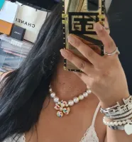 Colar em pérolas com Flor em cerâmica Dolce & Gabanna. 