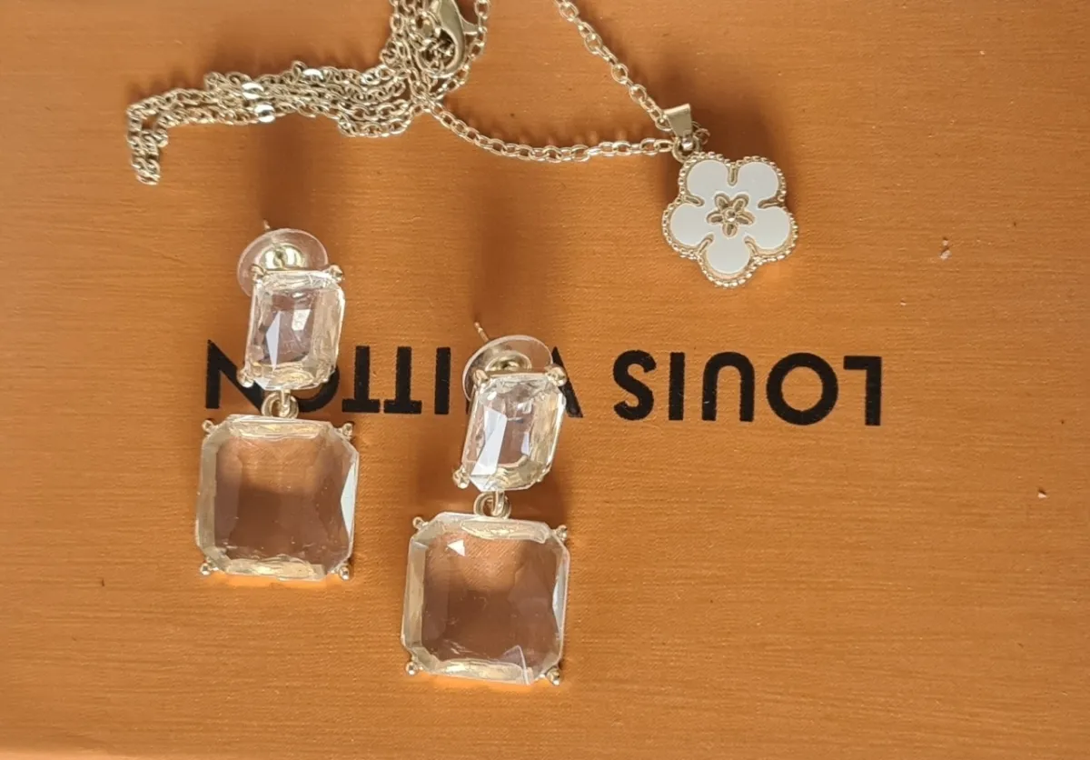 Brincos Pedra natural Swarovski.  Imagem