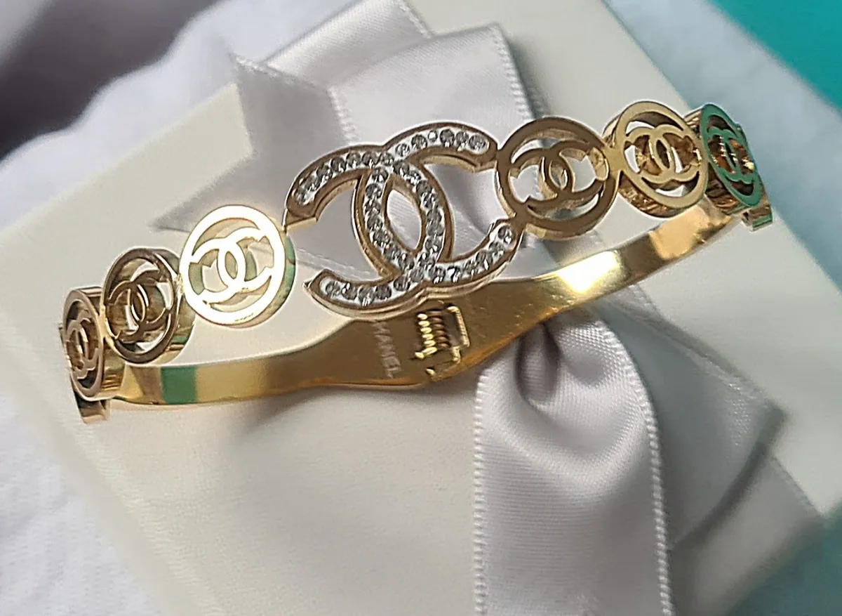Bracelete Chanel logos redondas. 