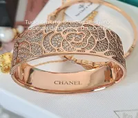 Bracelete Chanel Camelias cravejado. 