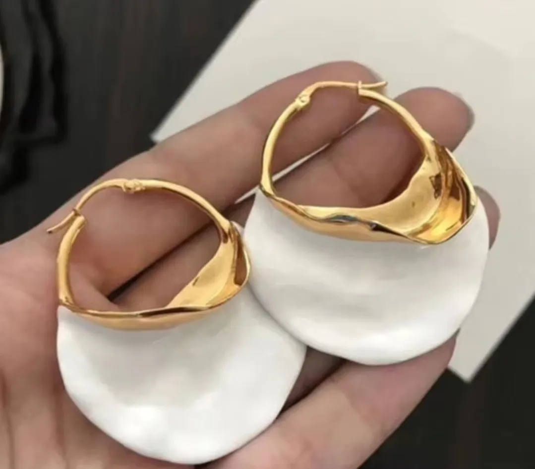 Brinco Celine branco e dourado  Imagem