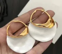 Brinco Celine branco e dourado 