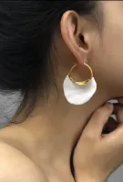 Brinco Celine branco e dourado  - Foto 2