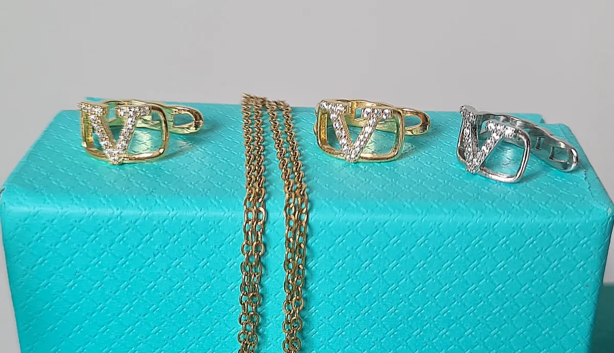 Brinco Ear Cuff Valentino (piercing orelha) Imagem