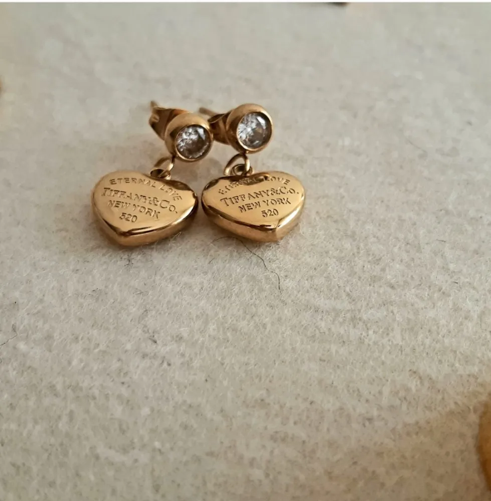 Brincos Tiffany&Co coração + brilhante. 