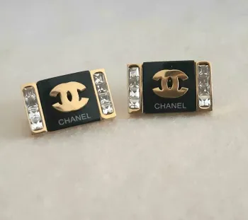 Brinco Chanel etiqueta. 