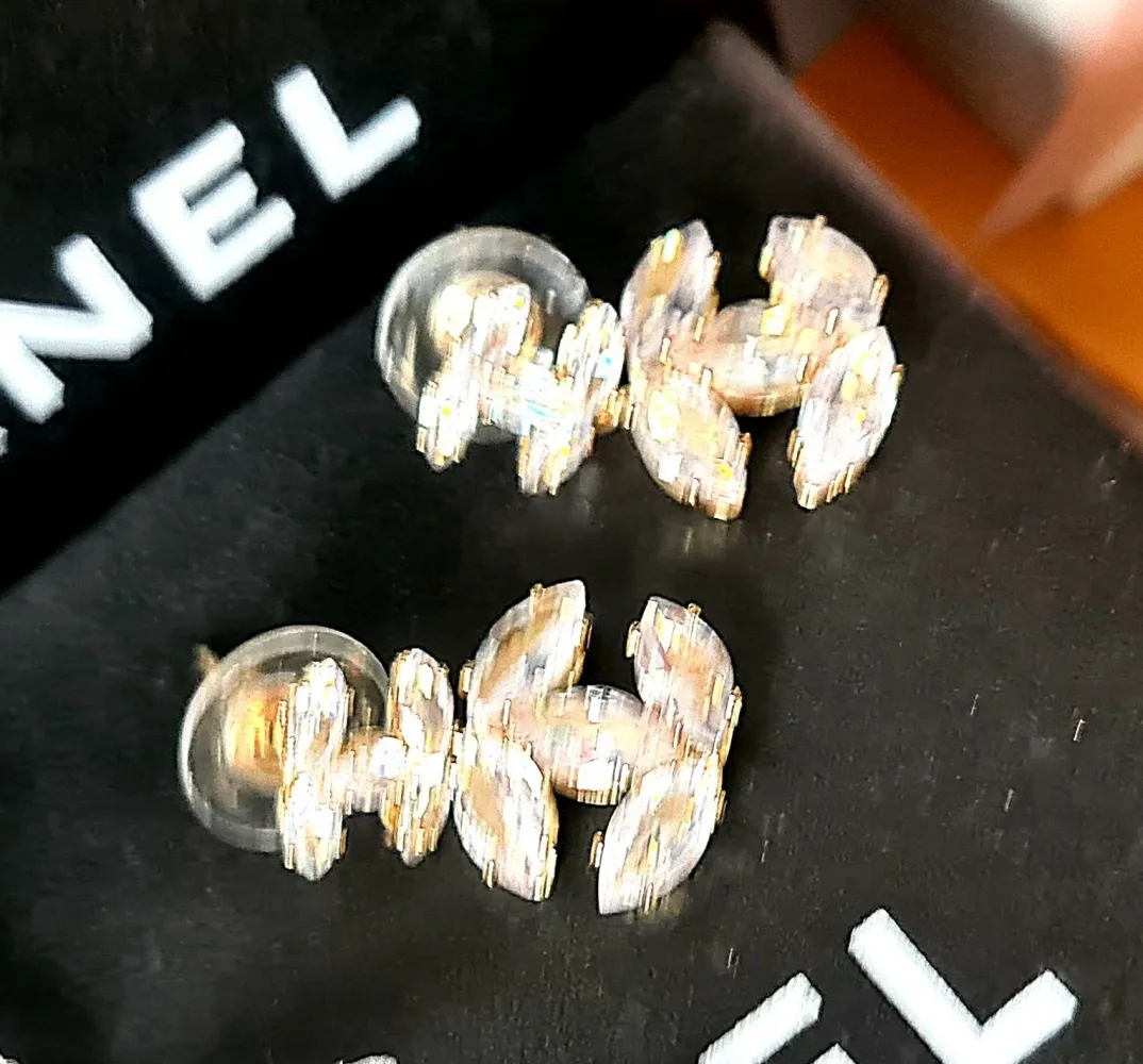 Brinco  símbolo Chanel com pedras Imagem