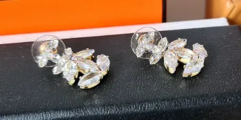 Brinco  símbolo Chanel com pedras - Foto 2