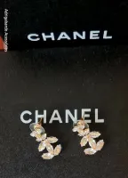 Brinco  símbolo Chanel com pedras - Foto 3
